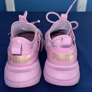 Used pink Puma sneaker with cheetah design. Size 10 women’s